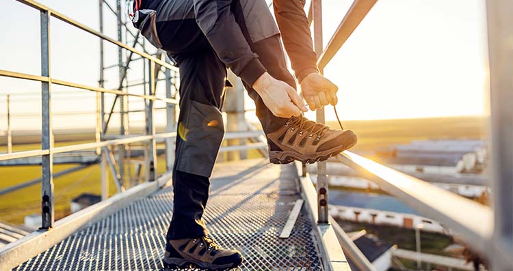 Safety work shoes: new standards from 2023 onwards - Mensura